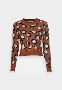 Brązowy sweter o skróconym fasonie, z czarno-różowym nadrukiem w panterkę, żebrowanym dekoltem i długimi rękawami. Miękka faktura.