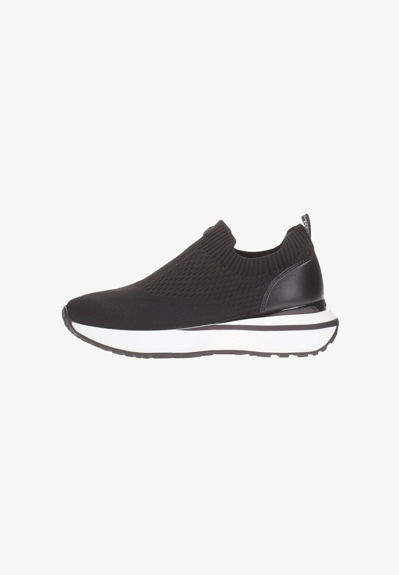 Sneaker slip-on nera con tomaia in tessuto testurizzato, collo elastico e suola intermedia bianca con striscia nera. Suola esterna in gomma resistente.