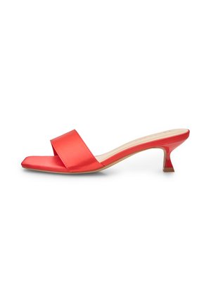 Mule rosso in raso con punta aperta, tacco basso a calzino e design slip-on, mostrato su sfondo bianco.