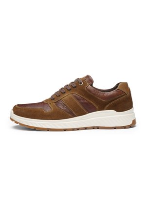 Brauner Sneaker aus Leder und Wildleder mit weißer Sohle, Schnürverschluss und strukturiertem Profil, seitlich auf weißem Hintergrund abgebildet.