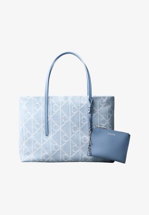 Világoskék táska geometriai mintával és hozzáillő kis cipzáras tároló, amely láncon csatlakozik, mindkettő Calvin Klein márkájú.