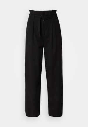 Čierne vysoké nohavice s širokým strihom, so záhybmi vpredu a látkovým opaskom s kruhovou sponou. Hladká textúra a dobre prispôsobený dizajn.