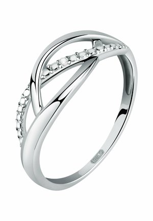 Silberring mit sich kreuzenden Bändern, mit kleinen runden klaren Steinen entlang eines Bandes und einem zentralen größeren Stein. Glatte, reflektierende Oberfläche.