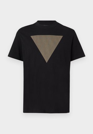 Tricou negru din bumbac, cu un grafic triangular mare în dungi verticale maronii pe partea din față. Decolteu rotund și mâneci scurte.