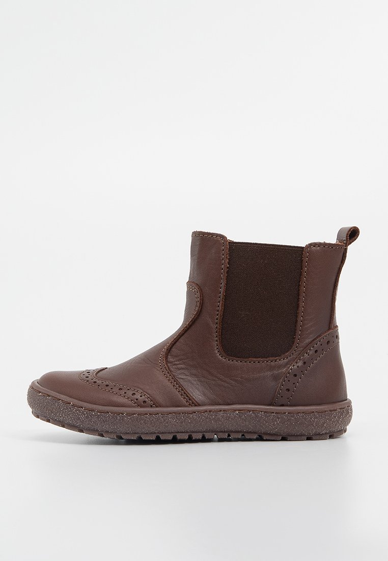 Braune Leder-Ankle-Boots mit elastischen Seitenpaneelen, strukturiertem Sohlen, Brogue-Dekor und einer runden Zehenform.
