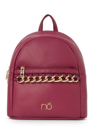 Burgundy faux leather reppu, jossa on pyöreä muoto, kultaketju etuosassa, vetoketjullinen tasku ja yläkahva.