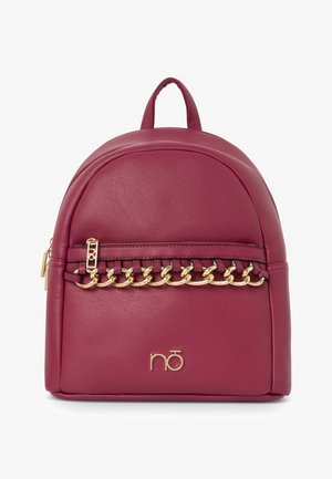 Sac à dos en simili cuir bordeaux avec une forme arrondie, détail en chaîne dorée sur le devant, poche zippée et poignée supérieure.