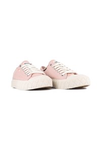 Różowe płócienne trampki z białymi sznurówkami, wyposażone w grubą teksturowaną podeszwę i okrągły czubek. Dodatkowe elementy to logo na języku.