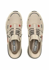 Sneaker beige senza lacci con tomaia in rete, accenti grigi e hardware rosso. Soletta ammortizzata e suola testurizzata per una buona aderenza.