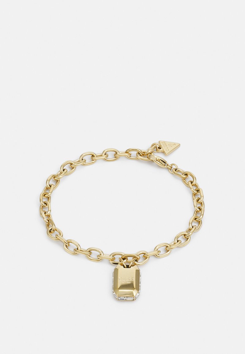 Pulsera de cadena de oro con eslabones grandes y un charm rectangular con acentos de strass y grabado de la marca.