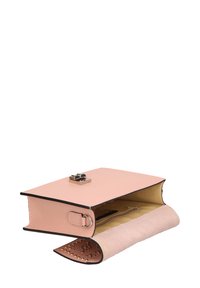 Borsa in pelle rosa con superficie liscia e design strutturato. Presenta una chiusura in argento, fodera interna in suede e borchie decorative sulla base.