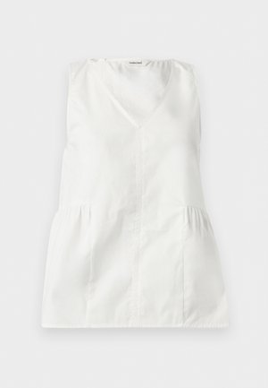 Blouse blanche sans manches à col en V avec de légers fronces sur les côtés, posée à plat sur un fond blanc.