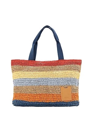 Sac cabas tissé avec des rayures horizontales rouges, marron, jaunes, bleu clair, orange et marine, avec des poignées marines et un écusson de marque beige.