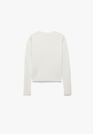 Hvid ribbet langærmet top med rund halsudskæring og tætsiddende pasform. Stoffet virker blødt med en subtil tekstur. Ingen synlige metaldele eller mønstre.