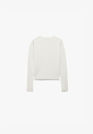 Hvid ribbet langærmet top med rund halsudskæring og tætsiddende pasform. Stoffet virker blødt med en subtil tekstur. Ingen synlige metaldele eller mønstre.