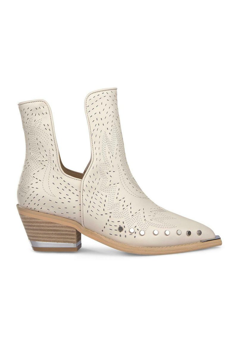 Helle beige Ankle Boots mit Ausschnittmustern, einer spitzen Zehe und metallischen Akzenten. Verfügt über einen gestapelten Absatz und eine texturierte Sohle.