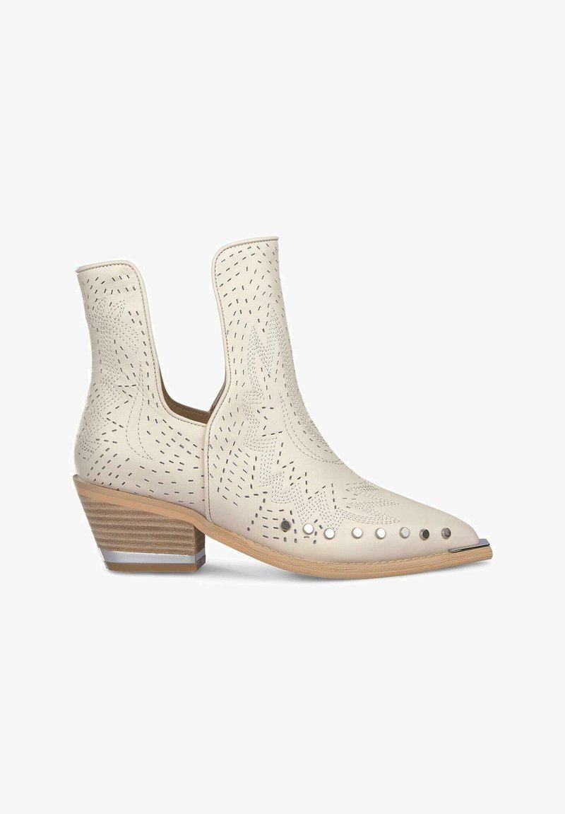 Helle beige Ankle Boots mit Ausschnittmustern, einer spitzen Zehe und metallischen Akzenten. Verfügt über einen gestapelten Absatz und eine texturierte Sohle.