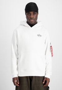 Sweatshirt à capuche blanche en coton, doté d'une poche avant, d'un logo signature sur la poitrine et d'un détail en étiquette rouge sur la manche.
