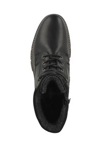 Botín negro de cuero hasta el tobillo con diseño de cordones, forro de fieltro gris y suela de goma texturizada. Presenta acentos de costura y un zipper lateral.