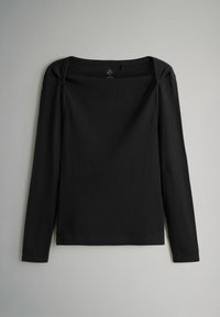 Must be a black long-sleeve top, mille ribit materjalist, laia kaeluse ja kehasse istuva lõikega, sileda tekstuuriga, ilma silmatorkavate kaunistusteta.