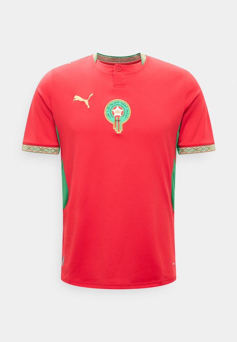 Punane jalgpallimängija särk rohelistest külgpaneelidega, keerukad mustrid krae ja varrukate servadel, Maroko rahvuskoondise embleem ja kuldne Puma logo.