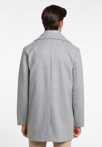 Grå uld-blandingsfrakke med klassisk krave og lange ærmer, der har en lige pasform og minimalistisk design. Glat tekstur, ingen synlige detaljer.