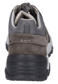 Šedé a hnědé turistické boty s svrchním materiálem z semiše a síťoviny, gumovou podrážkou, polstrovaným límcem a texturovaným podpatek pro trakci a podporu.