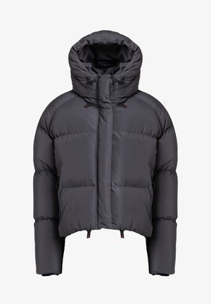 Veste grise en duvet avec un col montant, dotée de cordons de serrage, de coutures horizontales et d'un design court. Deux poches zippées sur les côtés.