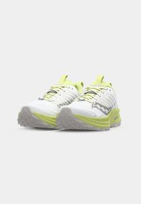 Witte hardloopschoenen met gele accenten, voorzien van een mesh bovenwerk, een gestructureerde rubberen zool en een onderscheidend logo aan de zijkant.