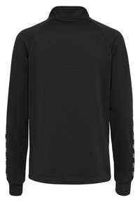 Zwarte, lange mouwen pullover gemaakt van een gestructureerde stof. Heeft een opstaande kraag en strepen op de mouwen.