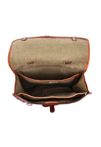 Bruine leren tas met een canvas interieur, voorzien van twee compartimenten en een ritsvak. De bovenkant heeft een klepsluiting en metalen accenten.