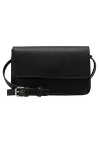 Czarna skórzana torba na ramię o prostokątnym kształcie, z magnetyczną klapką, regulowanym paskiem i minimalistycznym designem.