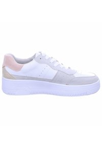 Hvit sneakers med blandede materialer, inkludert glatt skinn og semsket skinn. Grå og rosa aksenter, med en teksturert hvit gummisåle.