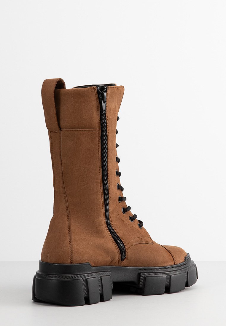 Braune Wildleder-Stiefeletten mit schwarzer Schnürung und Reißverschluss. Robuste schwarze Sohle mit strukturiertem Finish und verstärktem Zehenbereich.