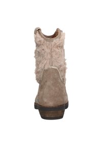 Tan suède enkellaars met fuzzy beige bontaccenten, platte bruine rubberen zool en gestikte details aan de achterkant.