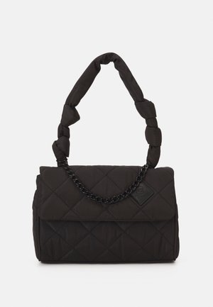 Sac à main noir matelassé avec poignée rembourrée nouée en sections et un petit détail de chaîne noire sur le rabat avant.