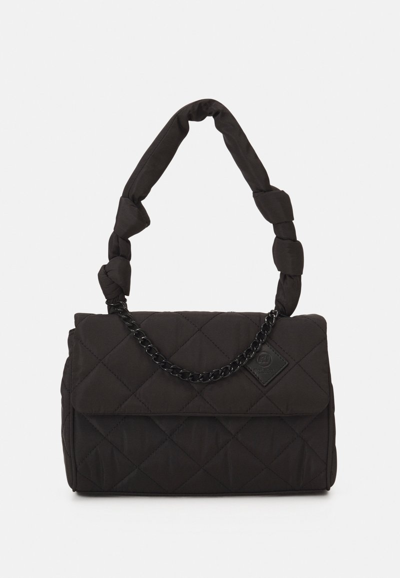 Sac à main noir matelassé avec poignée rembourrée nouée en sections et un petit détail de chaîne noire sur le rabat avant.