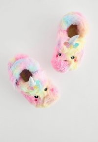 Wielokolorowe, puszyste kapcie z motywem jednorożca, z błyszczącym rogiem, dużymi oczami i miękką fakturą w pastelowych odcieniach różu, żółci i błękitu.