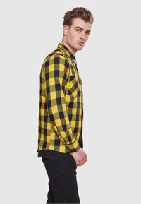 Urban Classics CHECKED - Majica - honey/black