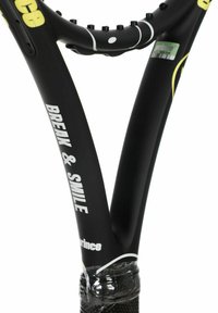 Zwarte tennisracket hals met witte tekst "BREAK & SMILE" en merklogo, verpakt in beschermfolie bij de handgreep.