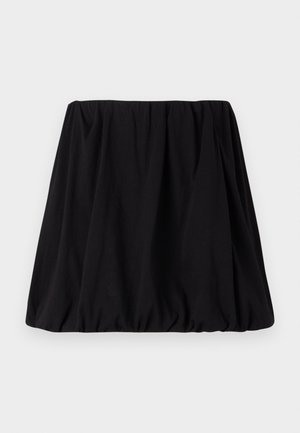 Saias pretas, com pregas, feitas de um tecido macio, apresentando uma cintura elástica e um silhueta volumosa. Sem padrões ou detalhes visíveis.