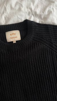 Μαύρο πλεκτό πουλόβερ με ριμπ ύφανση, λαιμόκοψη στρόγγυλη, και ετικέτα με την επιγραφή "BLK VIS", μέγεθος XXL. Ραφές με διακοσμητικές λεπτομέρειες στους ώμους.