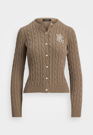 Brauner Strickcardigan mit rundem Hals, langen Ärmeln und vorderen Knöpfen. Mit einem gestickten Logo auf der linken Seite.
