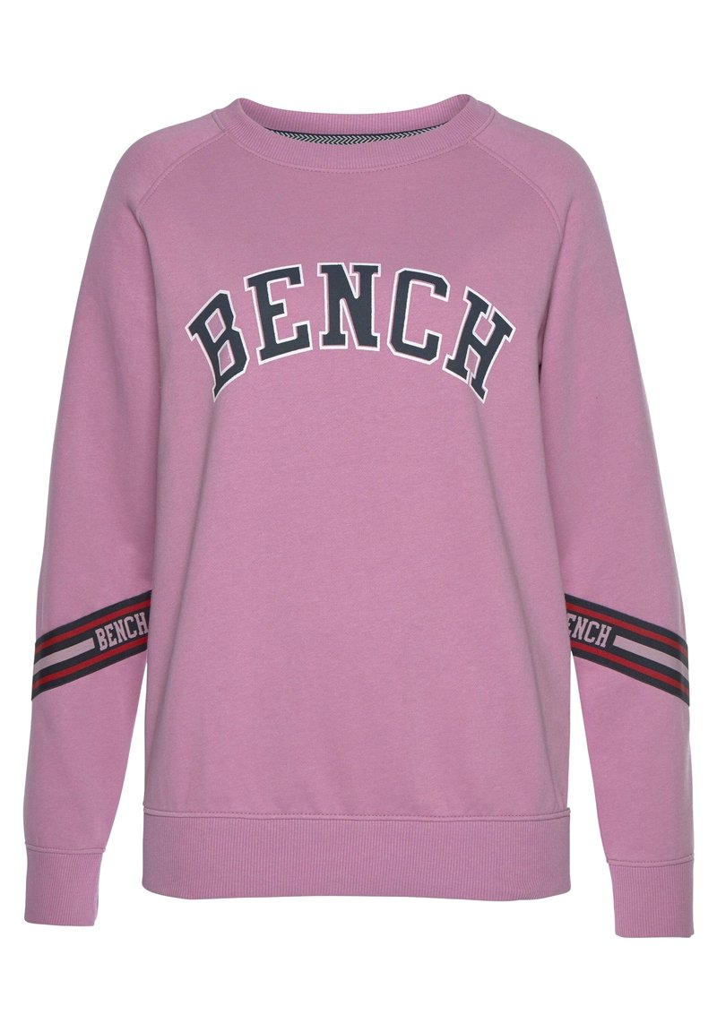 Rosa sweatshirt med svart "BENCH"-logotyp över bröstet och randiga detaljer på ärmarna. Ribbad mudd och nederkant. Mjukt, texturerat tyg.