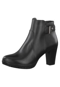 Botas de cuero negro hasta el tobillo con un ligero brillo, tacón cuadrado alto y correa decorativa con un acento metálico. Suela de goma texturizada.