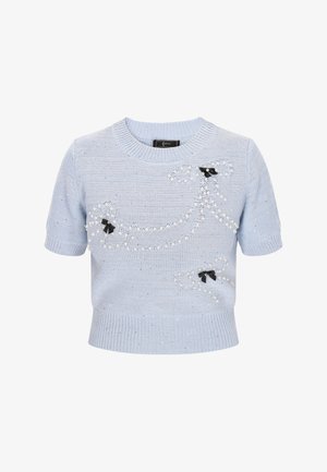 Suéter de manga corta de color azul claro, hecho de tejido de punto, con adornos de perlas y detalles de cinta negra en un diseño decorativo.