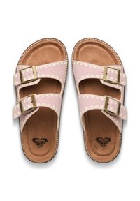 Ροζ σανδάλια με δύο ρυθμιζόμενες χρυσές αγκράφες, υφασμένους ιμάντες και ψεύτικη πάτο σουέτ. Διαθέτουν ζιγκ-ζαγκ ραφή και λογότυπο καρδιάς στο εσωτερικό.