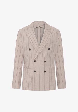 Blazer de color gris claro de doble botonadura con rayas verticales, dos bolsillos delanteros y botones marrones. La tela tiene un acabado texturizado.