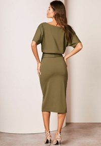 Lipsy KIMONO BELTED MIDI - Denné šaty - khaki green