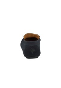 Dunkelblaue Wildlederschlupfschuhe mit glatter Textur, feinen Nähten und einem schwarzen Emblem an der Ferse. Flache Gummisohle.